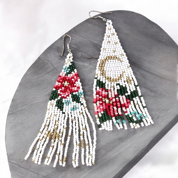 These beautiful feminine earrings feature a vibrant blend of colors - Picture 7 of 17
